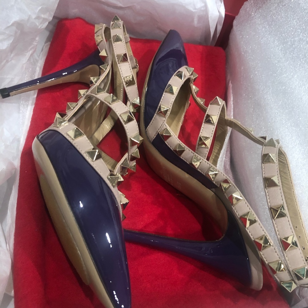 VALENTINO ROCKSTUDS PURPLE PATENT LEATHER HEEL. - Picture 12 of 13